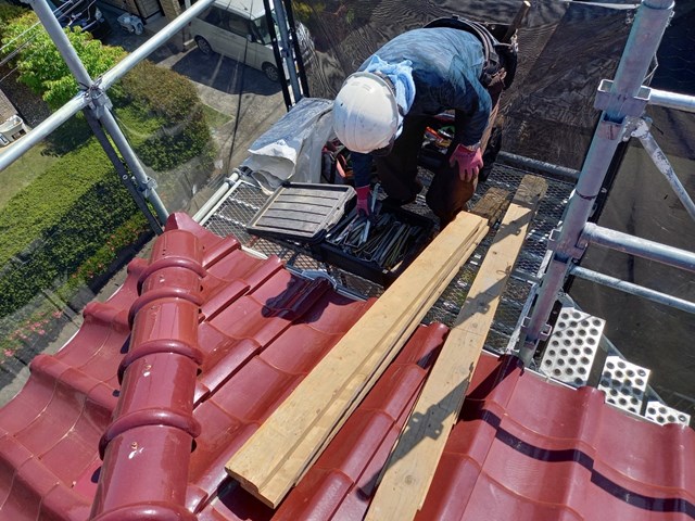 赤い瓦屋根の工事